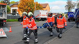 Beim Übungstag „Blauer Oktober“ wird auch die Zusammenarbeit mit dem Deutschen Roten Kreuz geübt. Insgesamt waren 140 Retter bei der ...