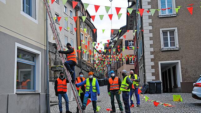 Die Mitglieder der Narro-Altfischerzunft hat die Laufenburger Altstadt mit Wimpeln in den Stadtfarben geschmückt.