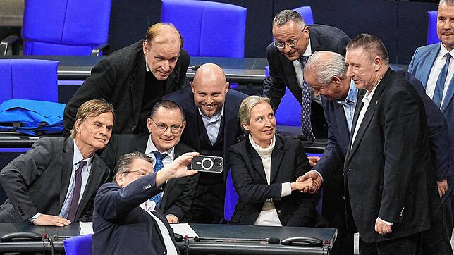 Die Fraktion der AfD feiert im Bundestag das Abstimmungsergebnis für eine Verschärfung der Migrationspolitik. In der Mitte Alice Weidel.