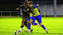 Biley Hermelio Gnaglo (links) und der SC Konstanz-Wollmatingen haben sich mit den Sieg gegen den FC Singen 04 (Domenico Del Mondo) an ...