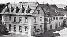 Wo heute der NKD-Markt steht, stand einst das ortsbildprägende Hotel Falken. 1978 wurde es abgerissen.