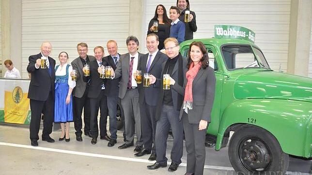 Bürgermeister Martin Gruner (3. von links, rechts neben ihm OB Philipp Frank) wechselt nach seinem Rücktritt zur Brauerei Waldhaus. ...