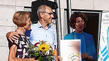 Sonja und Robert Hermann bei der Übergabe des Ehrenbriefes durch OB Eisenlohr.  Foto: A. Moosmann