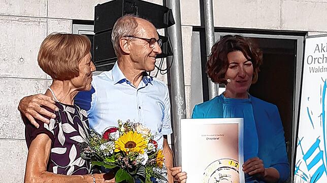 Sonja und Robert Hermann bei der Übergabe des Ehrenbriefes durch OB Eisenlohr.  Foto: A. Moosmann