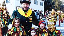 2000: Der damalige Zunftmeister René Cadout mit &bdquo;Frischobst&ldquo; bei einem Umzug in der Region.
