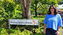 Die Christy-Brown-Schüler lernen im Unterricht was es mit dem Namen der Schule in Villingen auf sich hat, erzählt die Schulleiterin ...