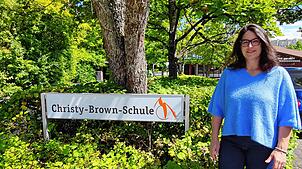 Die Christy-Brown-Schüler lernen im Unterricht was es mit dem Namen der Schule in Villingen auf sich hat, erzählt die Schulleiterin ...