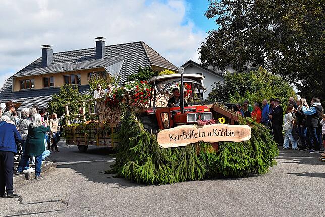 Festwagen mit Kartoffeln und Kürbis zum Kaufen.