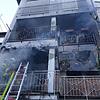 Die Feuerwehr verschaffte sich über das Hinterhaus Zugang zu der brennenden Wohnung.