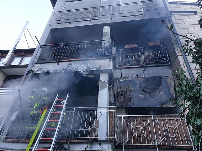 Die Feuerwehr verschaffte sich über das Hinterhaus Zugang zu der brennenden Wohnung.
