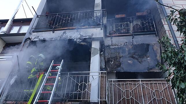 Die Feuerwehr verschaffte sich über das Hinterhaus Zugang zu der brennenden Wohnung.