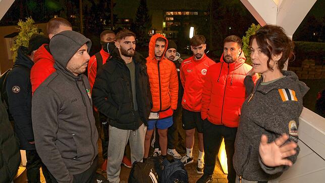Bevor die Kicker den Cold Dip wagen, gibt es eine intensive Vorbereitung für Körper und Geist von Trainerin Wiebke Dirks (rechts).