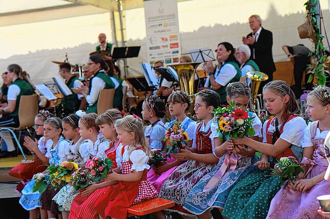 Blumenkinder warten auf die neue Weinprinzessin.