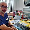Professor Bernhard Kumle, Direktor der Klinik für Akut- und Notfallmedizin, zeigt, wie über ein Alarmierungssystem am Computer ein Teil- ...