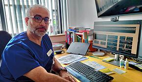 Professor Bernhard Kumle, Direktor der Klinik für Akut- und Notfallmedizin, zeigt, wie über ein Alarmierungssystem am Computer ein Teil- ...