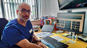 Professor Bernhard Kumle, Direktor der Klinik für Akut- und Notfallmedizin, zeigt, wie über ein Alarmierungssystem am Computer ein Teil- ...
