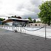 Noch sind hier keine Badegäste unterwegs, sondern Fliesenleger am Werk: Die Sanierungsarbeiten im Konstanzer Therme-Freibad sollen aber ...