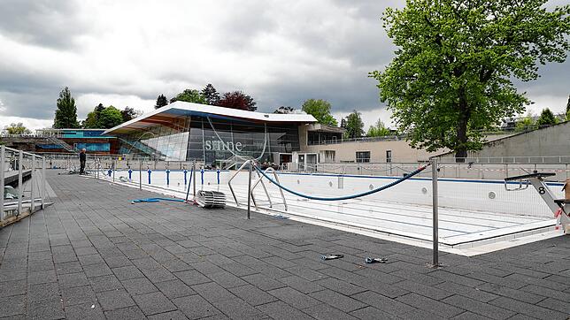 Noch sind hier keine Badegäste unterwegs, sondern Fliesenleger am Werk: Die Sanierungsarbeiten im Konstanzer Therme-Freibad sollen aber ...