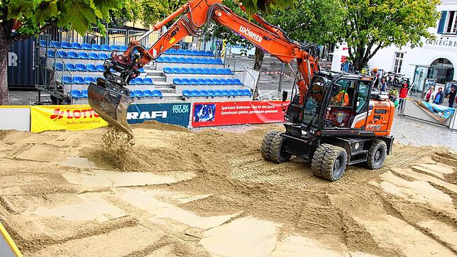 Für ein sicheres Sporterlebnis muss der Sand auf dem Spielfeld zwischen 30 und 35 Zentimeter dick verteilt werden.