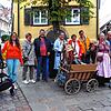 Sibylle Laufer als die Grenzgängerin (auf dem Foto mit Leiterwagen) nimmt an der Ecke von Lupfenstraße, Hauptstraße und Spundgasse bei ...