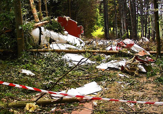 Das Wrack der abgestürzten DHL-Frachtmaschine in dem kleinen Wäldchen bei Taisersdorf im Juli 2002.