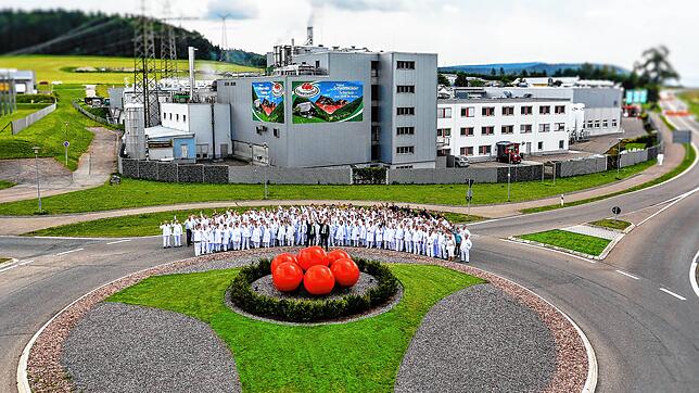 Stolz präsentiert sich die Belegschaft des Schwarzwaldhofs am Bollenhut-Kreisel, den der bekannte Blumberger Fleischwarenhersteller ...