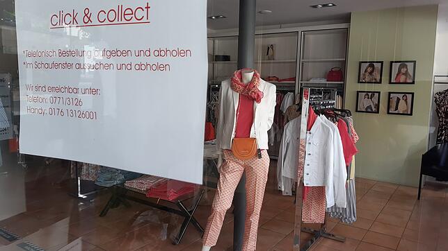 Außen ein Hinweisschild auf „Click-and-collect“, innen eine menschenleere Ladenfläche: Von diesem Schicksal werden in ...