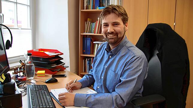 Julian Windmöller an seinem Schreibtisch im alten Forstamt. Seit Anfang April ist er der neue Leiter des Stockacher Stadtmuseums und des ...