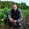 Norbert Matt steht auf einem Gemüsefeld seines Betriebs im Mooser Ortsteil Weiler und hält zwei Paprikas in den Händen. Die wird er ...