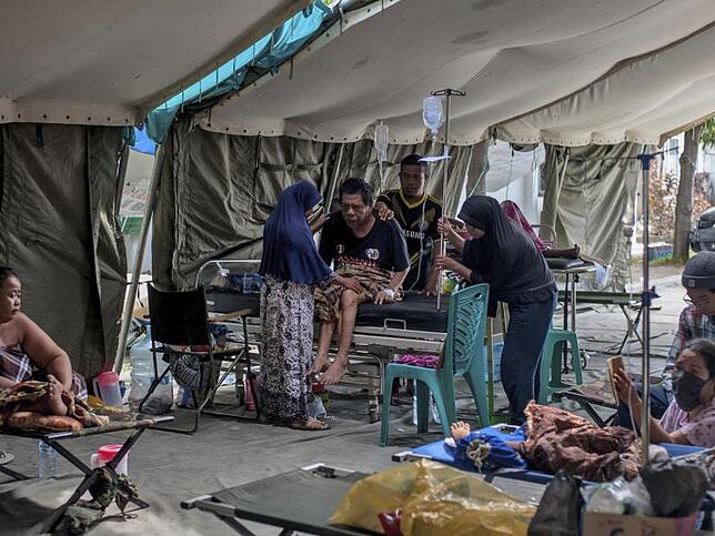 Krankenstation Menschen, die während des Tsunamis verletzt wurden, werden in Palu in einem provisorischen Krankenhaus behandelt.
