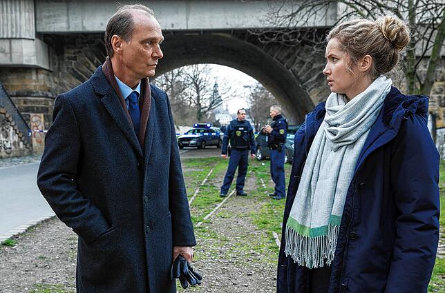 Peter Michael Schnabel (Martin Brambach) und Leo Winkler (Cornelia Gröschel) am Tatort an den Elbbrücken.