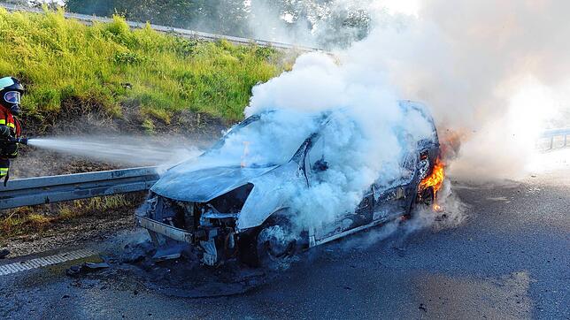 Auf der B33 kam es am Samstagabend zu einem Fahrzeugbrand.