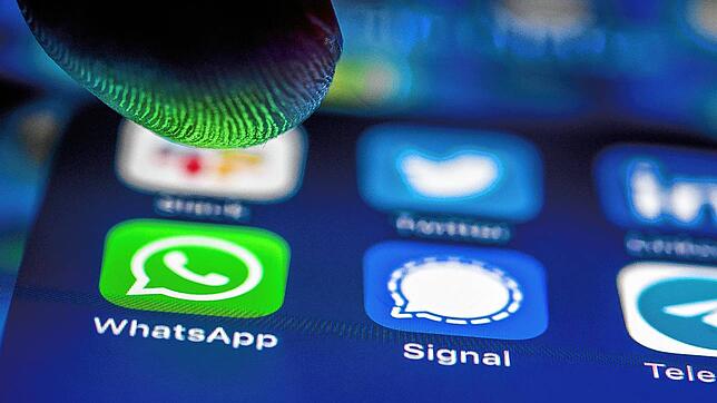 (Symbolbild) Einmal mehr haben Betrüger eine ältere Frau durch Whatsapp-Nachrichten dazu gebracht, ihnen einen vierstelligen Geldbetrag ...