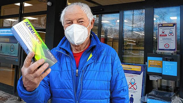 Walter Kaiser aus Dogern zeigt vor dem Aldi in Dogern seine Corona-Schnelltest-Packung, er gehört zu den 25 Kunden, die eine bekommen ...