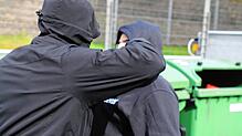 (Symbolbild) In einem Hinterhof fielen die Täter über ihr Opfer her und nahmen ihm Wertsachen ab.