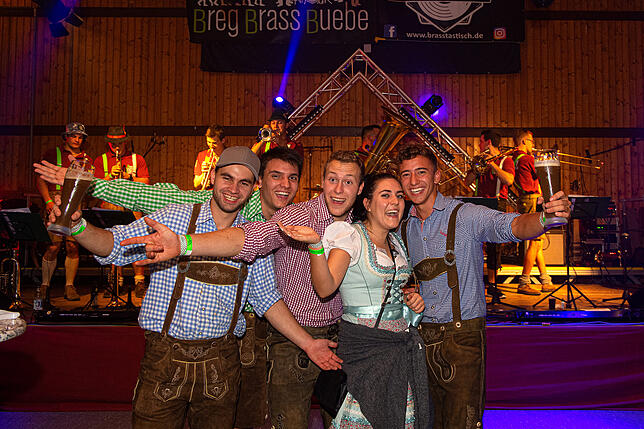 Mit Tracht: Zeitweise herrschte in der Wutachhalle in Ewattingen unter den Fans Oktoberfeststimmung.