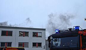Um kurz vor 4 Uhr ist der Brand ausgebrochen. Auch am Vormittag laufen noch die Löscharbeiten.