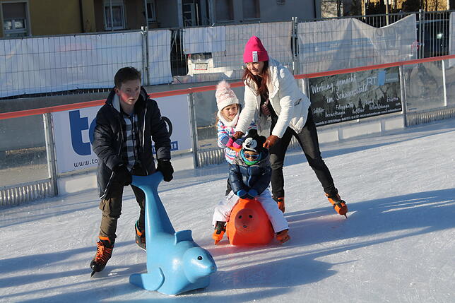 Bild 7: Reger Betrieb auf der Blumberger Eisbahn: Hier sind die schönsten Bilder unseres Fotografen!