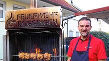 Das Feuer muss dieses Mal bei der Feuerwehr, im Bild Matthias Hauser, gut brennen. Denn hier, auf dem Brunnenfest, braten Hähnchen zum ...