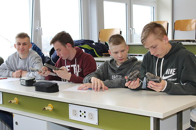Die Schüler der Sechslindenschule David, Tizian, Sebastian und Nico (von links) betrachten Drehteile, wie sie in der Metallverarbeitung ...