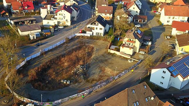 Nach der Insolvenz des Bauträgers wird das Areal nur noch „Mühlhofer Loch“ genannt. Der heutige Zustand ist im Bild zu ...