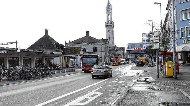 Am Bahnhofplatz in Konstanz hat ein 29 Jahre alter Mann auf ein geparktes Auto eingeschlagen.