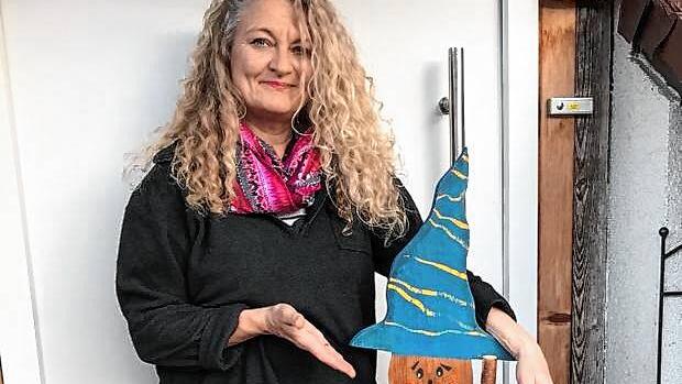 Petra Kehl mit der Fasnet-Deko-Hexe, die sie über die Whats­App-Gruppe erworben hat.
