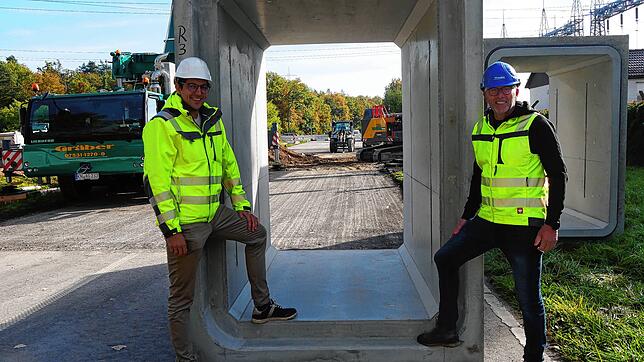 20 dieser Betonelement sollen für den neuen Kabelkanal verlegt werden. Die beiden Projektleiter Stefan Filipic und Erwin Gräble haben ...