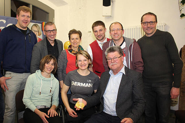 Mitglieder des Stahringer Ortschaftsrats haben für Anna-Lena Forster das Fest im Bürgersaal organisiert (v. l.) Stefan Kamarow, Andrea ...