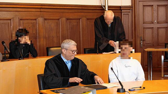 Die beiden Angeklagten mit ihren Verteidigern Wolfgang Burkhardt (hinten) und Rüdiger Mack (vorne)