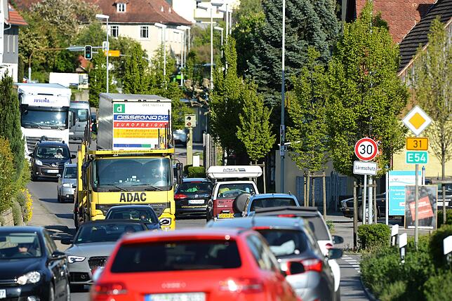 Stau in Hagnau: Der Winzerort ist das Nadelöhr der B&nbsp;31 zwischen Meersburg und Friedrichshafen. Am Sonntagabend findet dort die ...
