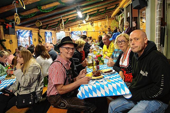 Auf der Speisekarte stehen die begehrten bayrischen Spezialitäten, Weißwürscht, Schweinshaxen und Brathendl.
