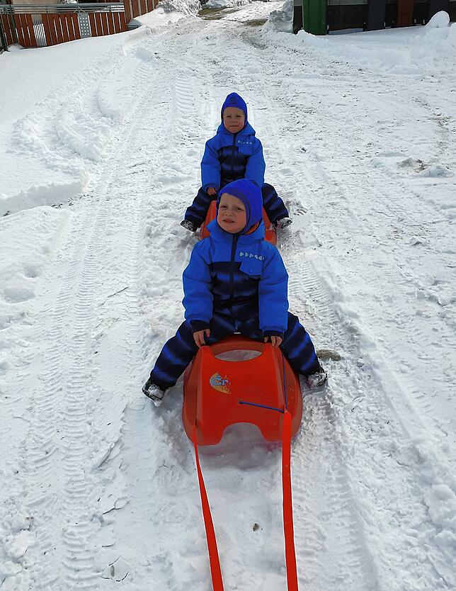 Die Zwillinge Emil und Oskar Klebowski (2 Jahre) aus Riedöschingen freuen sich über den vielen Schnee und genießen ausgiebige Touren auf ...