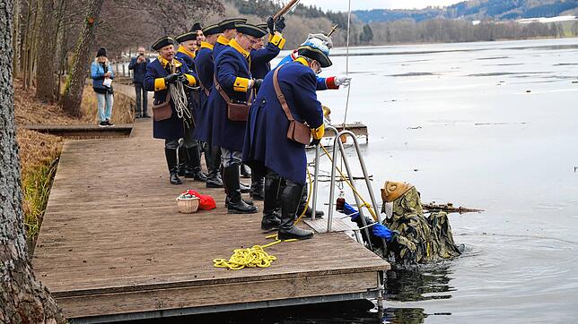 Mit vereinten Kräften gelang es dem Narrenrat den Fisch aus dem Illmensee zu locken.